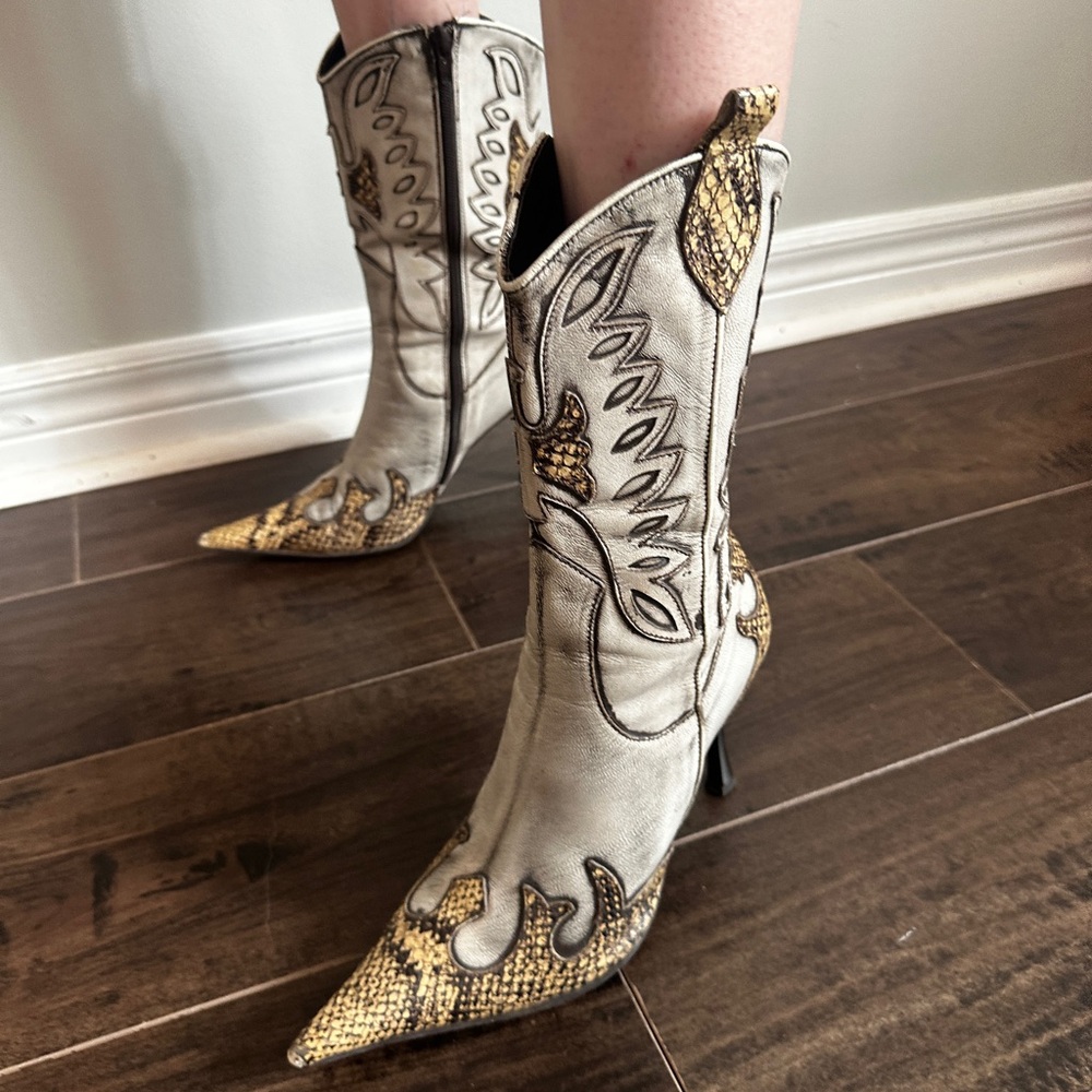 Western-Inspired Women's stilettos with pointed toe. Made in Italy